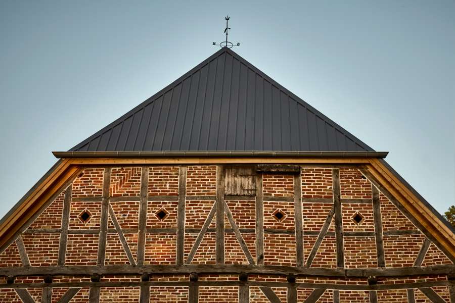 Schöne Dachkonstruktionen werden mit Pfannenblechen zum Leben erweckt, Gut Godderstorf, 23779 Neukirchen